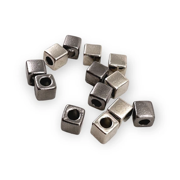 Bağ ucu Küp Şekil  5 x 5 mm Giriş 2,5 mm Kordon Ucu E 1804