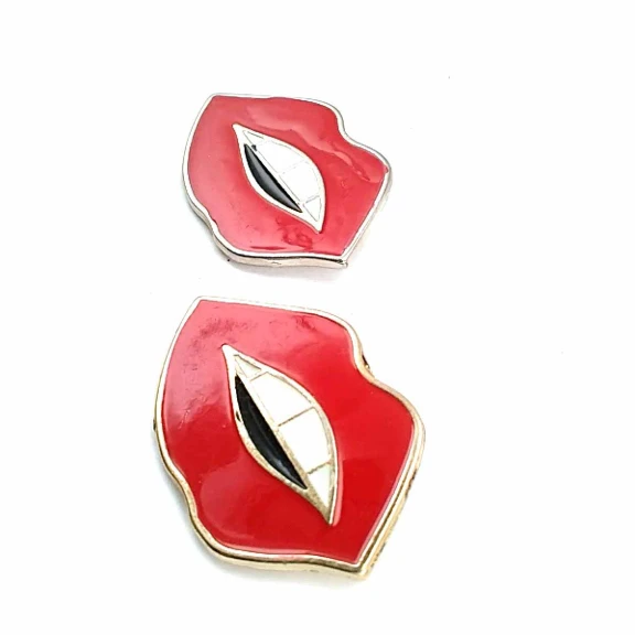 Mineli Dudak Şekil Altın Renk Şık Broş BRS0006