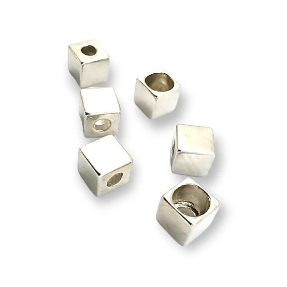 Bağucu Küp Şekil Metal boy 7,8 mm Giriş 4 mm PBB002